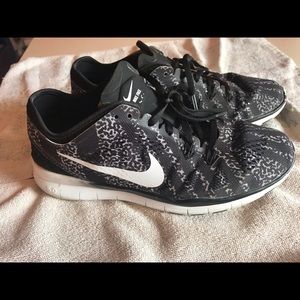 Nike women’s tennis shoes sz8